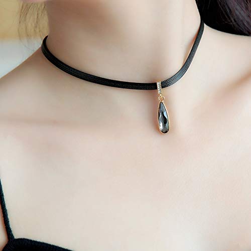 black-pendant-choker