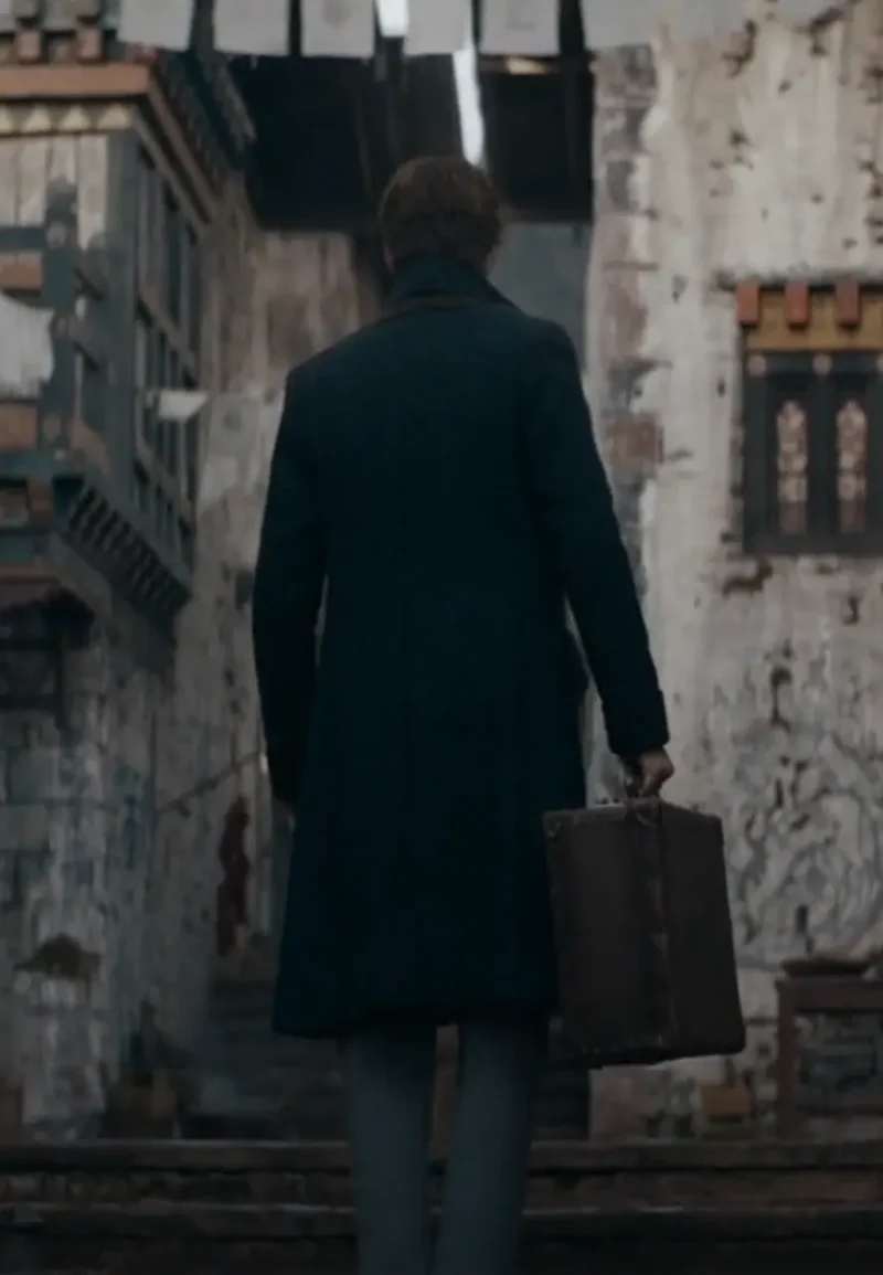 eddie redmayne black coat in fantastic beasts