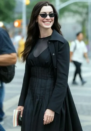 anne hathaway black coat