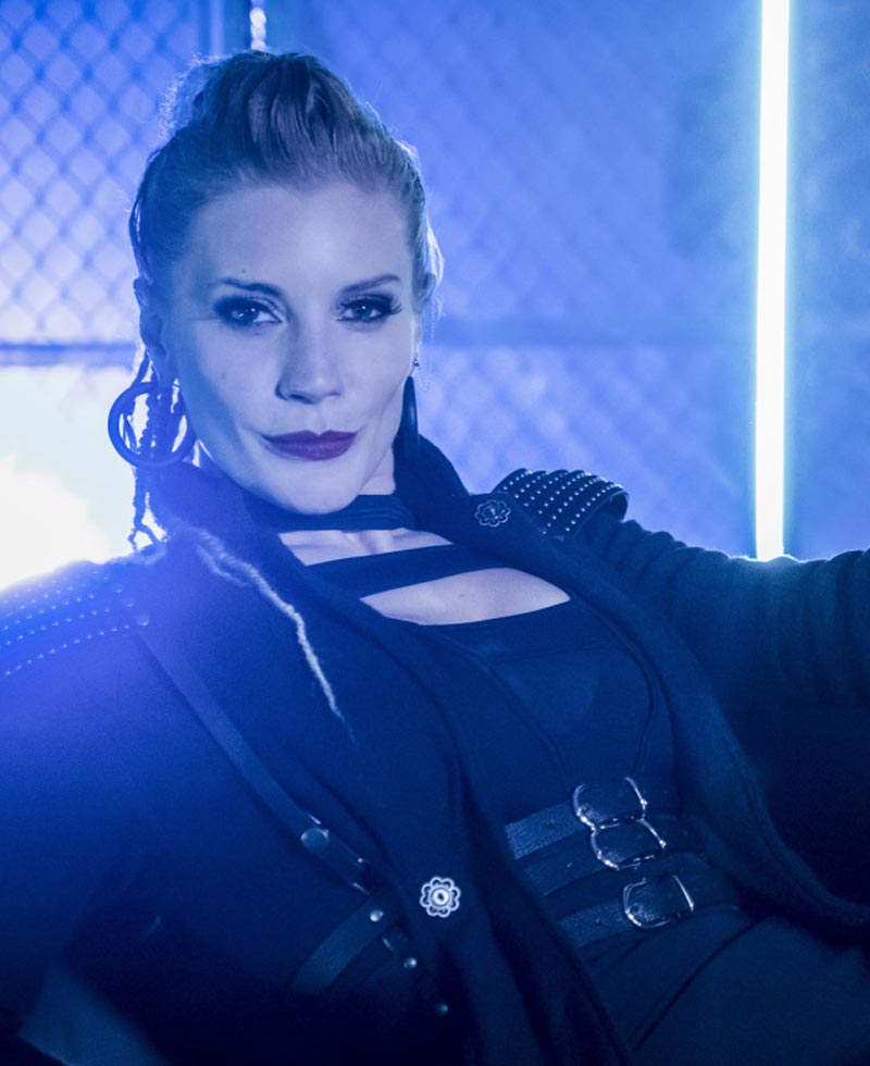 katee-sackhoff-the-flash-amunet-black-coat.jpg