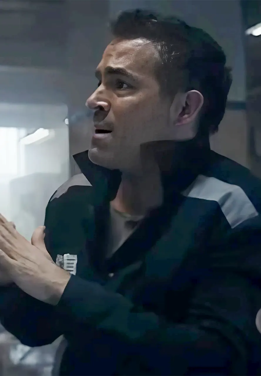 red-notice-ryan-reynolds-prisoner-jacket-1.webp